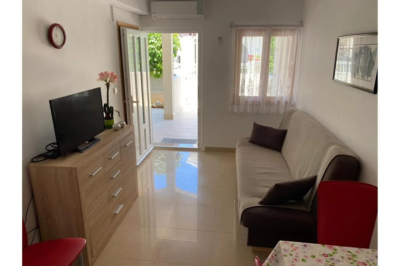 Apartment Nuka - One Bedroom Apartment With Terrace Vir
