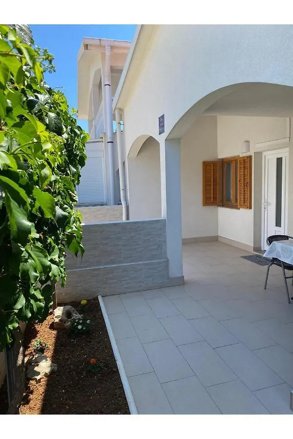 Apartment Nuka - One Bedroom Apartment With Terrace Vir
