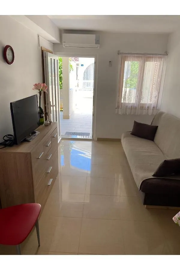 Apartment Nuka - One Bedroom Apartment With Terrace Vir