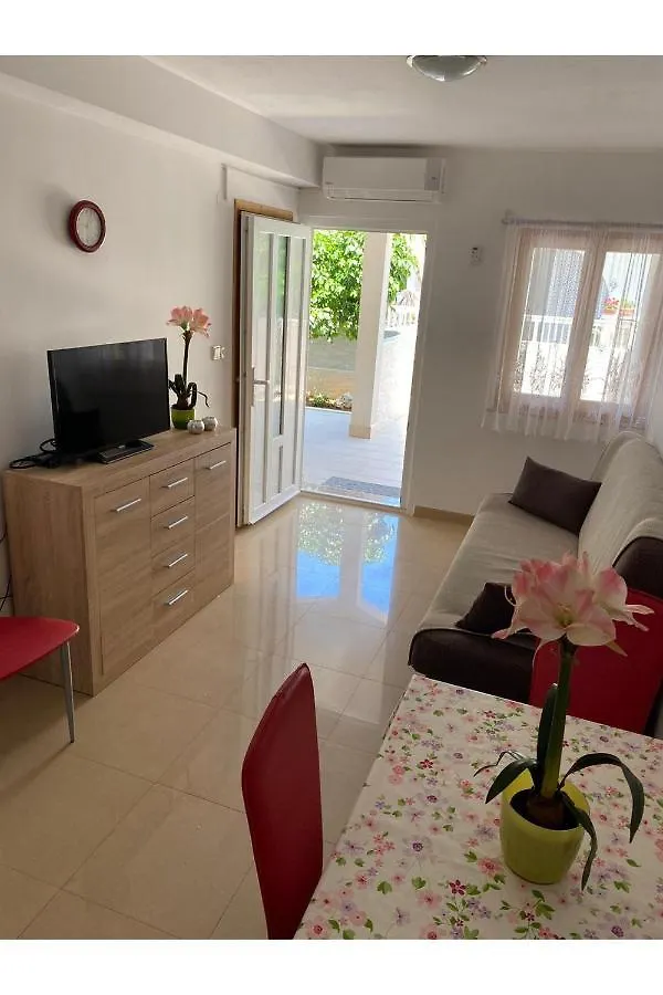 Apartment Nuka - One Bedroom Apartment With Terrace Vir