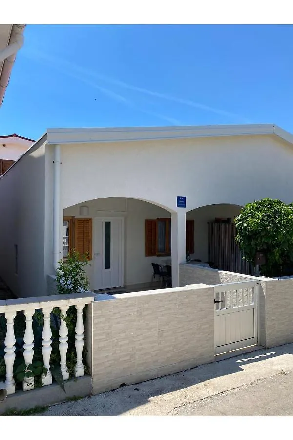 Apartment Nuka - One Bedroom Apartment With Terrace Vir
